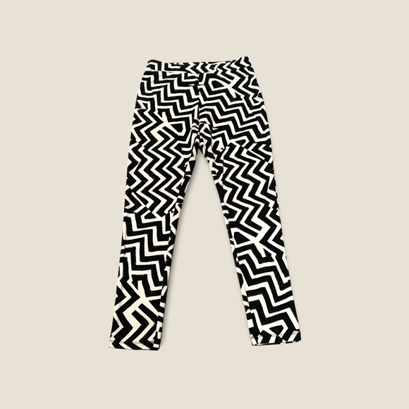 H&M Large Cotton/Spandex Stretchy Black and White Zigzag Pattern Leggings/Pants - Picture 8 of 8